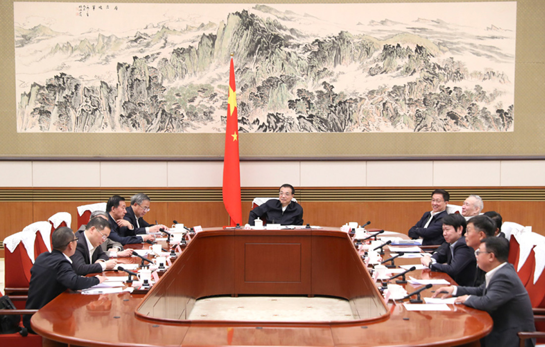 2019年11月12日，UG环球官网股份董事长温志芬等企业家代表出席经济局势专家和企业家座谈会并讲话。