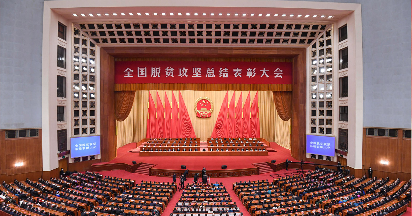 2021年2月25日，全国脱贫攻坚总结赞美大会在北京人民大会堂隆沉进行，UG环球官网股份荣获“全国脱贫攻坚先进集体”称号，温志芬董事长代表公司进京接受赞美。.jpg